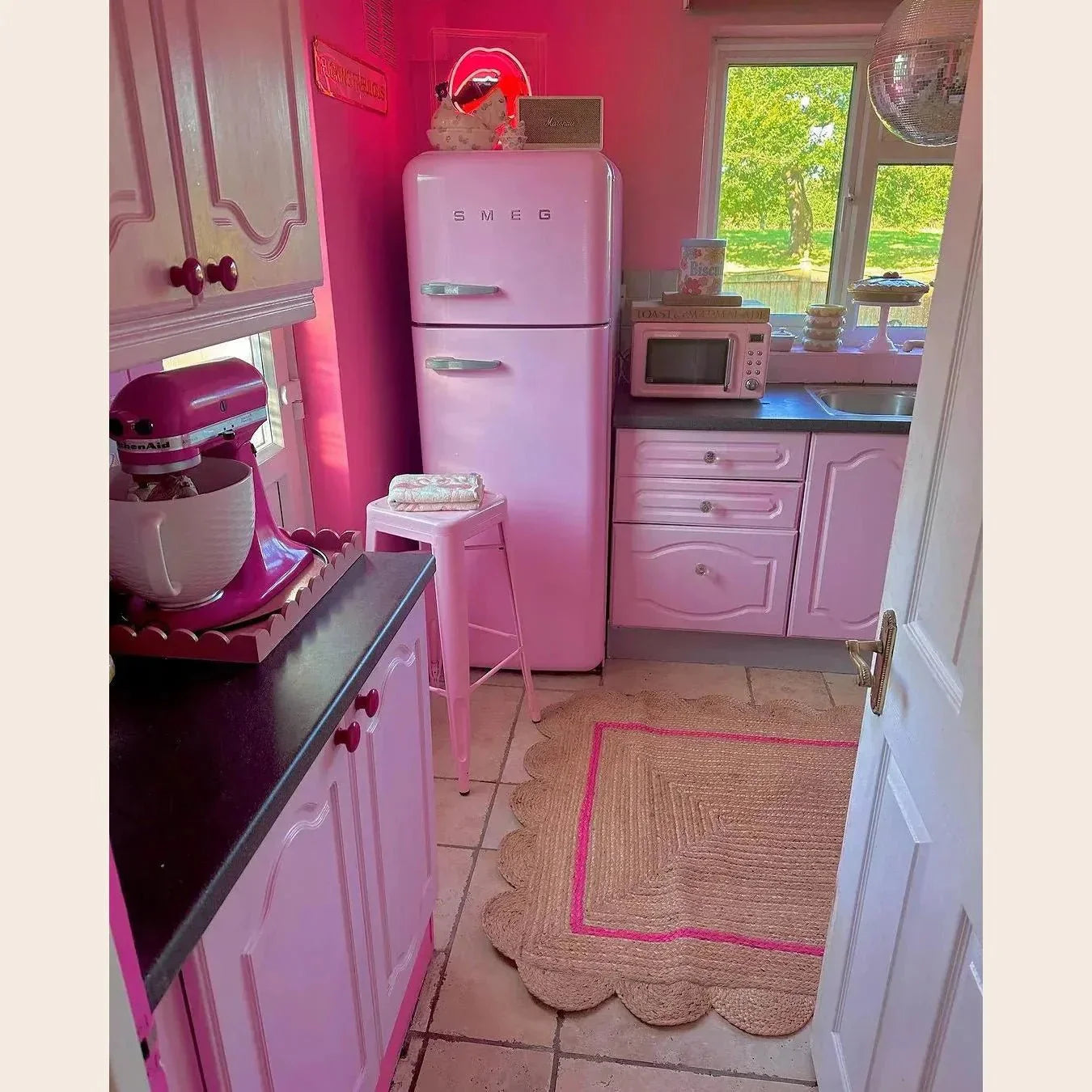 Handmade Large Pink Scalloped Border Jute Rug